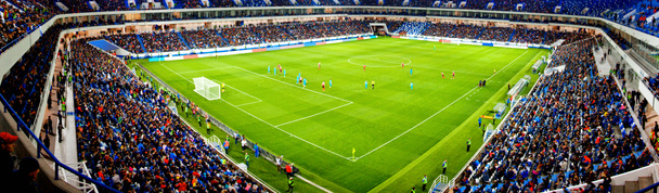 Voetbalstadion, glimmende lichten, uitzicht vanaf het veld. Voetbal concept - Foto, afbeelding