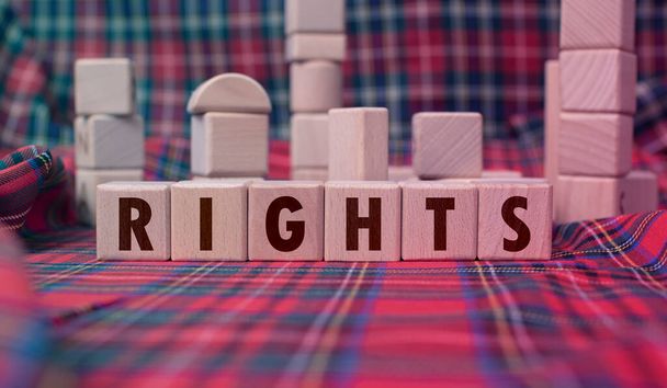 Sana "oikeudet" kirjoitettu puupalikoilla - Valokuva, kuva