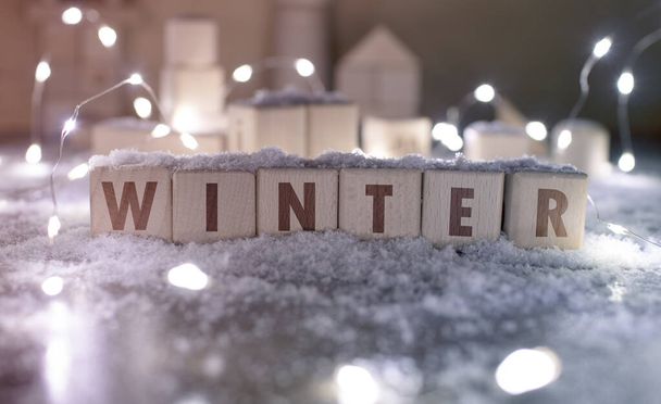 Wort "Winter" mit Holzklötzen geschrieben - Foto, Bild