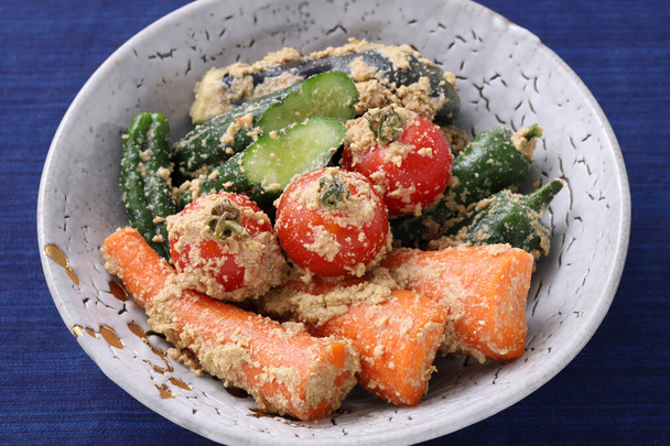 Nukazuke, traditionelles japanisches Essen, Gemüse Salz eingelegte Tsukemono in einem Gericht  - Foto, Bild