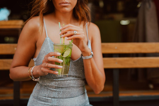 beautiful woman drinking cocktail in summer - Fotografie, Obrázek