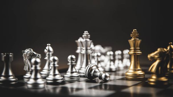 Rey de ajedrez de oro de pie frente a los conceptos de equipo de ajedrez de plata de liderazgo y gestión de estrategias de negocio y liderazgo. - Foto, Imagen