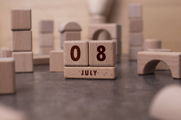 8 июля написано деревянными блоками - Фото, изображение