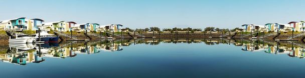 Super panoramische Waterfront Marine Marina / Dock mit Booten in tropischem Wasser mit blauem Himmel. Sicherer Hafen und Rückzugsort für Segel- und Kreuzfahrtschiffe. Queensland, Australien. - Foto, Bild