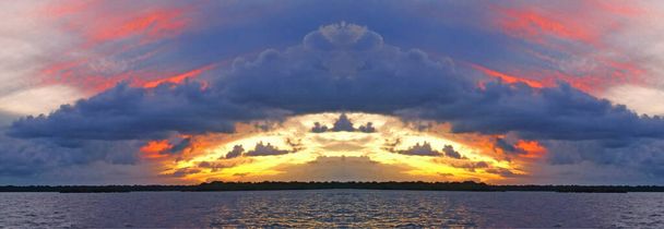 Ein auffallend inspirierendes purpur- und goldfarbenes, wolkenverhangenes Sonnenuntergangspanorama über dem Ozean mit Wasserspiegelungen. Queensland, Australien. - Foto, Bild