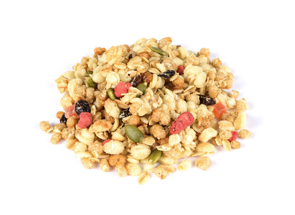 Pile de céréales granola avec raisins secs et fruits secs isolés sur blanc - Photo, image