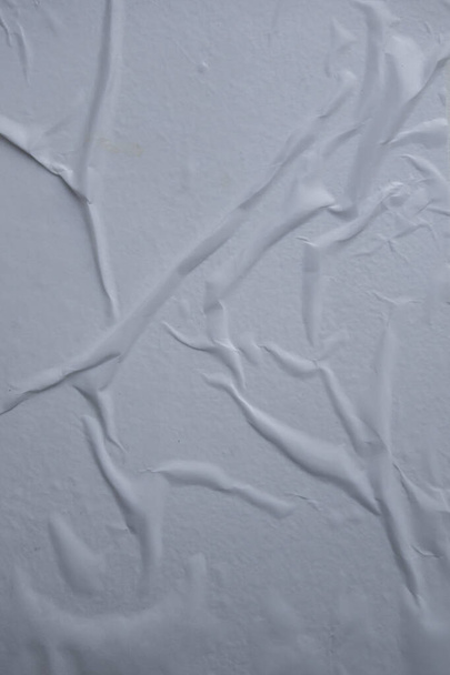 pegado irregular burbujeado encima de fondo de papel blanco telón de fondo - Foto, Imagen
