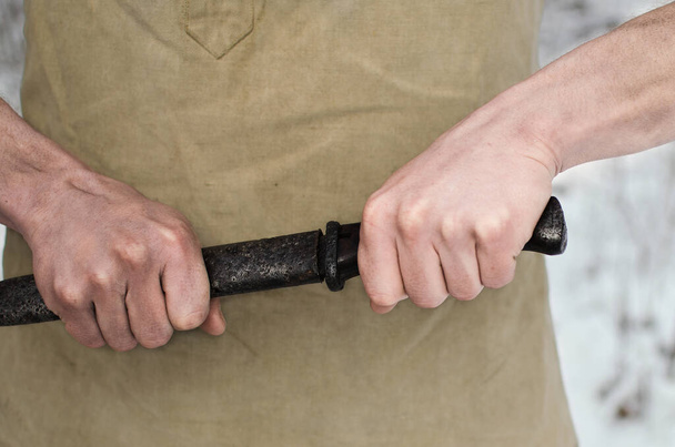 un cuchillo del ejército en manos de un soldado - Foto, imagen