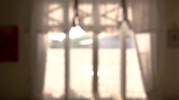 cortinas borrosas de la ventana de la habitación y sol - Imágenes, Vídeo