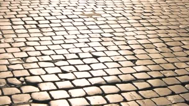 alte Pflastersteine strukturieren Straßenbelag und Sonnenlicht - Filmmaterial, Video