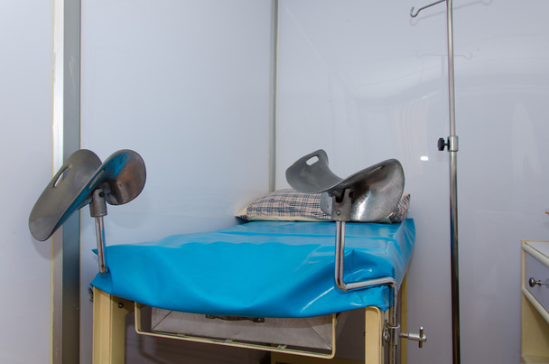 cama para gabinete ginecólogo
 - Foto, Imagen