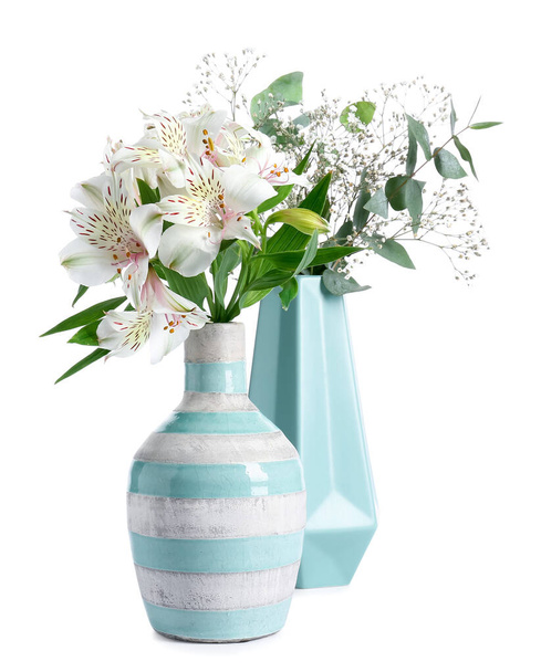 Красивые вазы с цветами на белом фоне - Фото, изображение