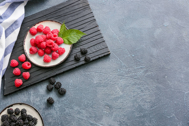 Tasty fresh berries on dark background - Fotoğraf, Görsel