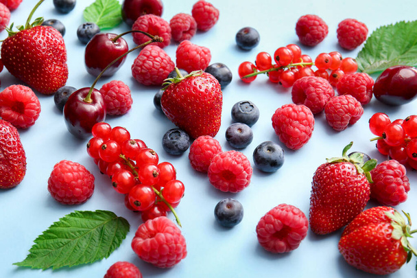 Frutas frescas saborosas no fundo da cor
 - Foto, Imagem