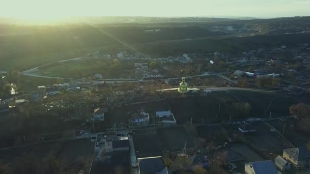 Ein kleines Dorf auf dem Land mit einer kleinen Kirche im Zentrum. Luftaufnahme. 4K. - Filmmaterial, Video