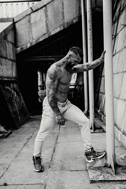 young shirtless muscular man posing - Foto, afbeelding