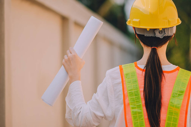 Asijské ženy inženýr držící plán pracovní staveniště - Fotografie, Obrázek
