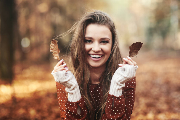 Ευτυχισμένη όμορφη γυναίκα διασκεδάστε στο δάσος φθινόπωρο  - Φωτογραφία, εικόνα