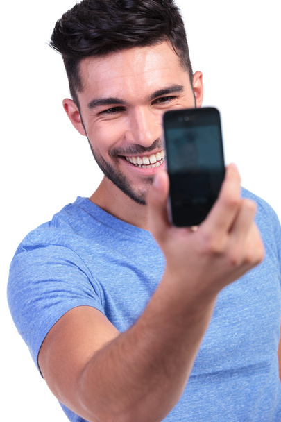 homem tirando sua própria foto com seu telefone inteligente
 - Foto, Imagem