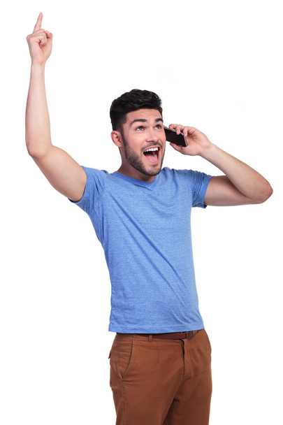 Hombre excitado gritando mientras hablaba por teléfono
 - Foto, imagen