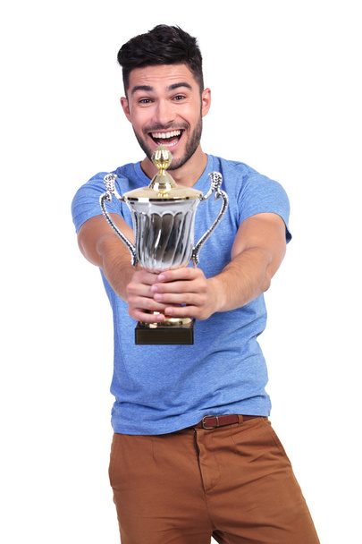 rádi neformální muž vám nabízí trophy cup - Fotografie, Obrázek