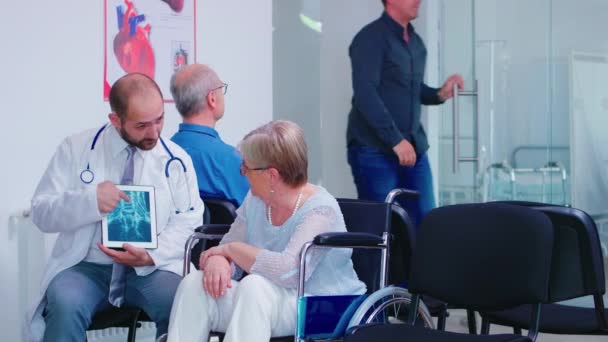 Médecin donnant le diagnostic sur la tablette de rayons X PC - Séquence, vidéo