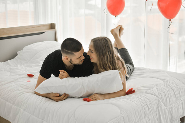 Pár sladká láska žít v ložnici štěstí v lásce Valentýna koncept - Fotografie, Obrázek