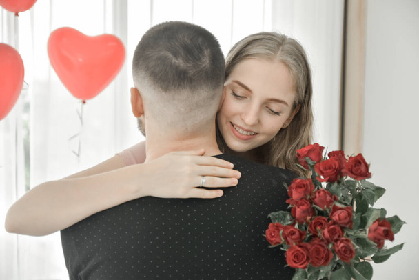 愛カップル与えローズ花でベッドルームの幸福で愛バレンタインの日のコンセプト - 写真・画像