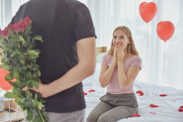 Mann schenkt Mädchen Rose zum Valentinstag - Foto, Bild