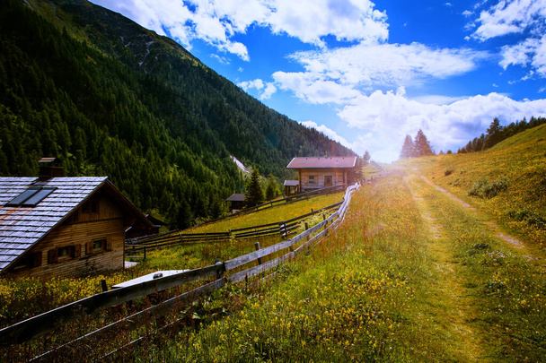 Wandelen in Oostenrijk met een prachtig uitzicht. Prachtige bevestigingen. - Foto, afbeelding