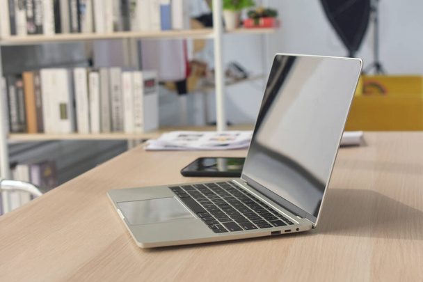 Laptop Computer Notebook op bureau in kantoor internet technologie werken online verbinding - Foto, afbeelding