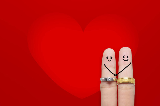 Las parejas felices adoran en la sonrisa y el anillo de boda se casan, el Amor en el día de San Valentín - Foto, imagen