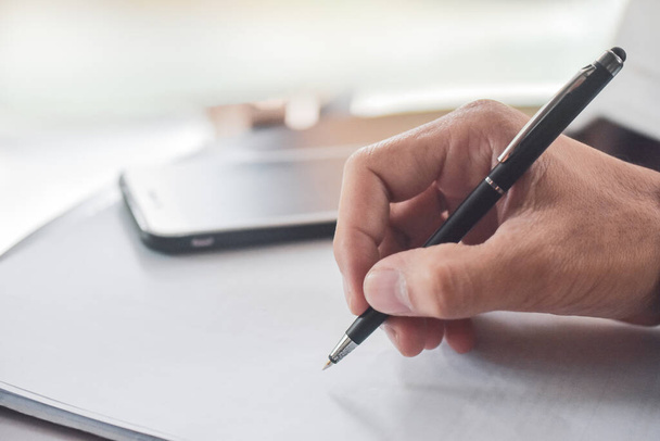 Empresário segurando caneta escrita em papel documento de trabalho, Close up mão escrever papelada
 - Foto, Imagem