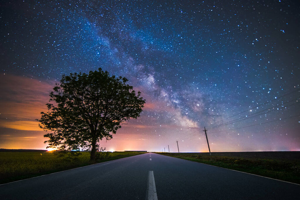 camino en la noche - Foto, imagen