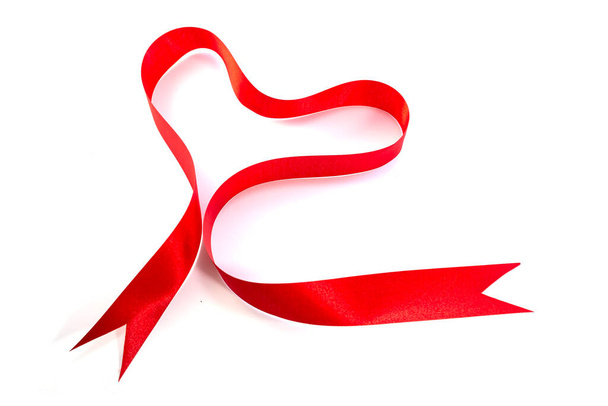 gros plan d'un ruban rouge noeud sur fond blanc - Photo, image