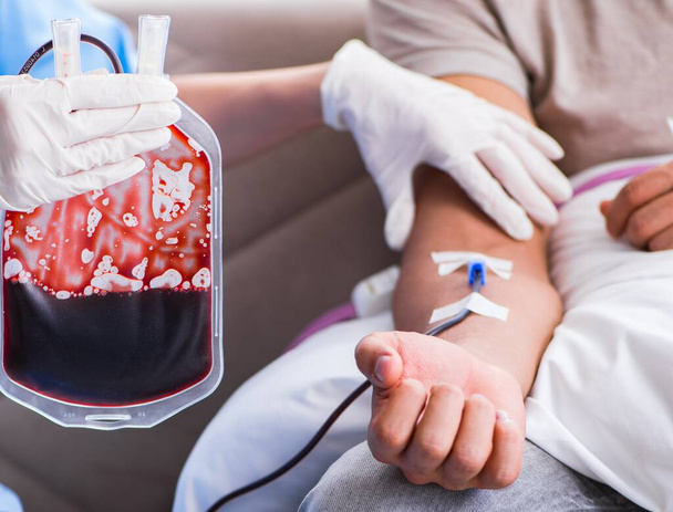Patient recevant une transfusion sanguine à l'hôpital - Photo, image