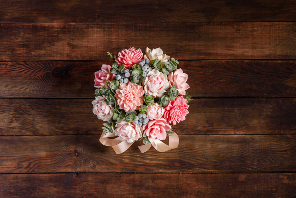 Bouquet di bei fiori di rosa brillante in una scatola di cartone cilindrico regalo. bouquet regalo di fiori di sapone - Foto, immagini
