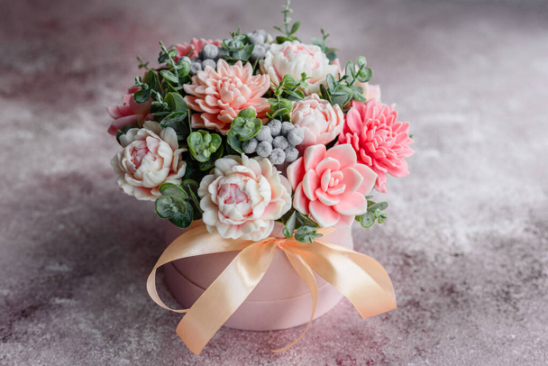 Buquê de belas flores de rosa brilhantes em uma caixa de papelão cilíndrico presente. Buquê de presente de flores de sabão
 - Foto, Imagem