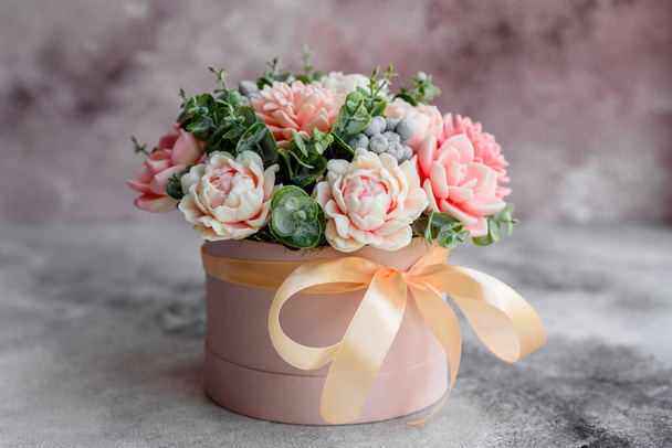 Букет красивых ярких розовых цветов в подарочной цилиндрической картонной коробке. Подарочный букет мыльных цветов - Фото, изображение