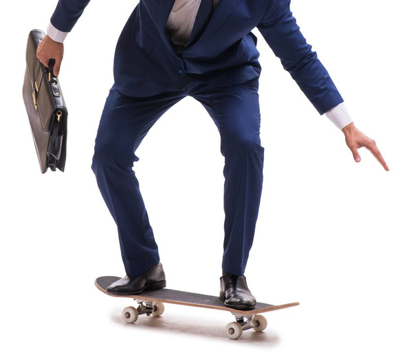 Zakenman paardrijden skateboard geïsoleerd op witte achtergrond - Foto, afbeelding