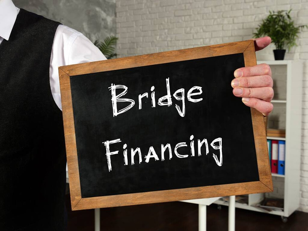 Концептуальное фото о Bridge Financing с письменным текстом. - Фото, изображение