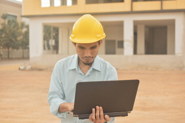 Construction d'ingénierie tenant ordinateur portable travaux d'inspection au projet de construction immobilière - Photo, image