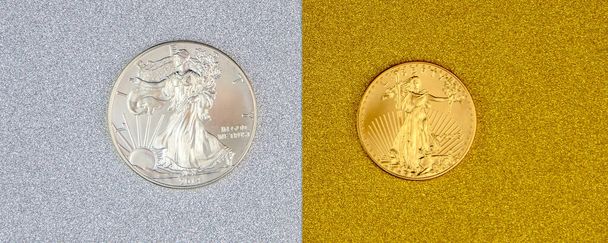 срібний орел і золотий американський орел одна унція монет, що лежать на срібному і золотому фоні, зображення розділене в дві половини
 - Фото, зображення