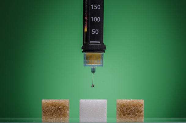 insuline pen en suiker kubussen - Foto, afbeelding