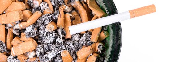 Viele Zigarettenkippen im gläsernen Aschenbecher. Panorama-Bild - Foto, Bild