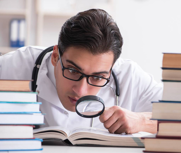 L'étudiant en médecine se prépare aux examens universitaires - Photo, image