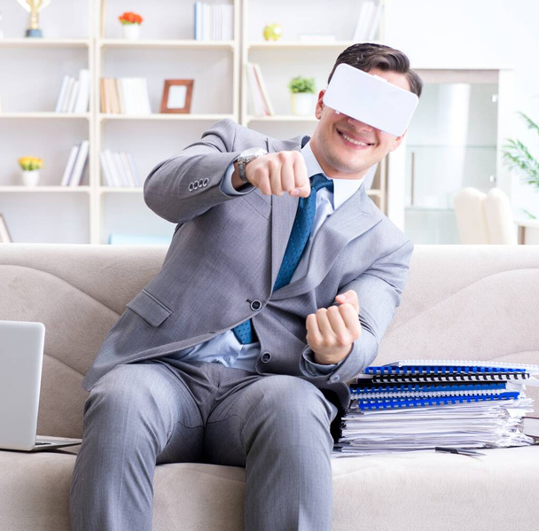 Uomo d'affari con occhiali di realtà virtuale in tecnologia moderna co - Foto, immagini