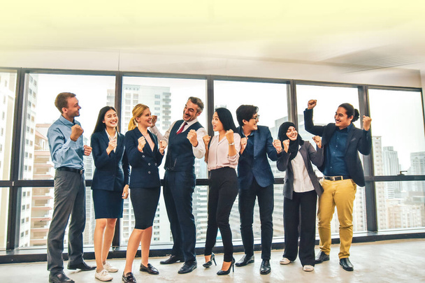 Група ділових людей, що працюють в команді, щасливі завершені успіхи бізнес-проект, що стоїть в офісі вітання
 - Фото, зображення