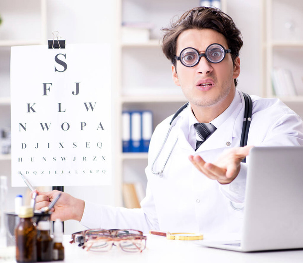 Der lustige Augenarzt in humorvollem Medizinkonzept - Foto, Bild