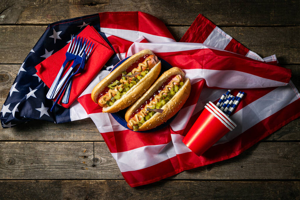 Amerikai Egyesült Államok nemzeti ünnep Labor Day, Memorial Day, Flag Day, július 4. - hot dog ketchuppal és mustárral a fa háttéren - Fotó, kép
